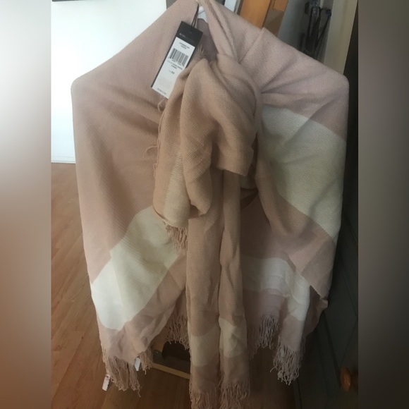 Nwt BCBG MAXAZRIA Ruana fringe poncho pink/white. OS fits all - Picture 3 of 4